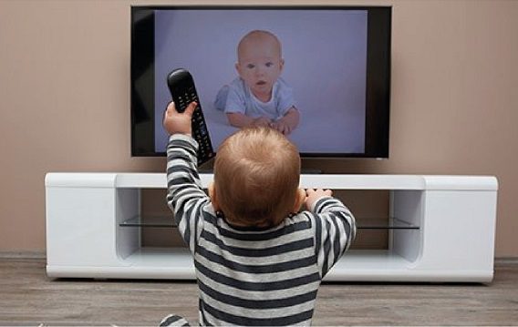 es malo que el bebé mire televisión