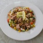 Ensalada de alcachofas, atún y aceitunas