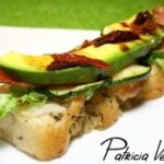 Bruschettas de aguacate y tocineta