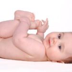 Bebé descubriendo sus genitales