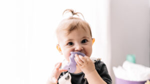 bebé se lleva todo a la boca