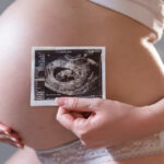 ¿Por qué mi bebé se mueve mucho en el vientre?